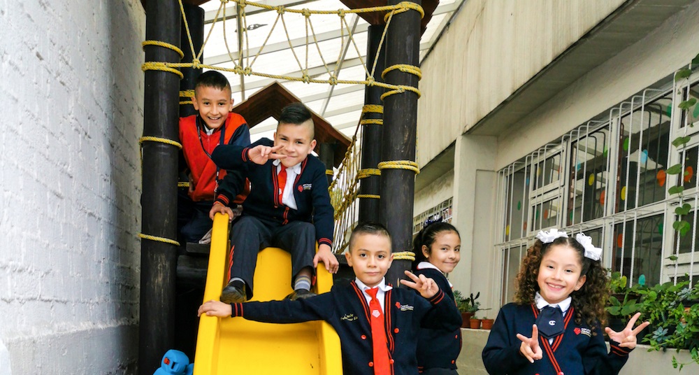 Estudiantes de primaria en las escaleras